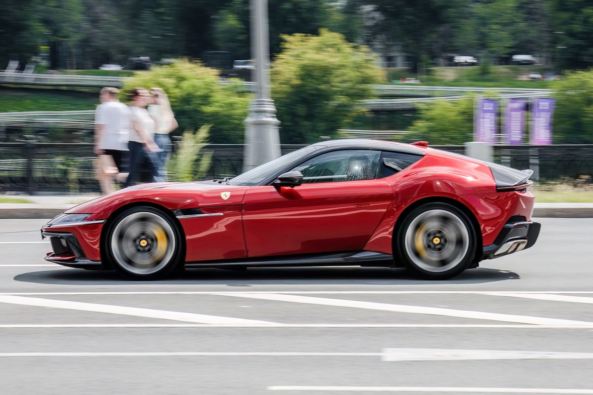 Man koopt gloednieuwe Ferrari, rijdt zwerver aan en doet auto direct weg met 30.000 dollar verlies