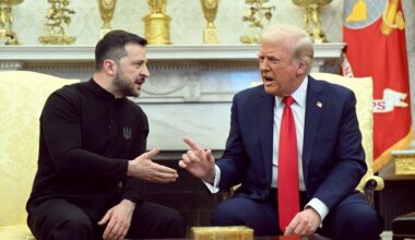 Zelensky, in zwarte trui en broek, zit tegenover in pak gestoken Trump, beiden maken gebaren waaruit duidelijk blijkt dat ze het oneens zijn. 