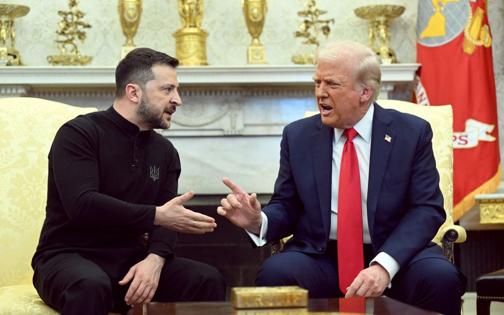 Zelensky, in zwarte trui en broek, zit tegenover in pak gestoken Trump, beiden maken gebaren waaruit duidelijk blijkt dat ze het oneens zijn. 