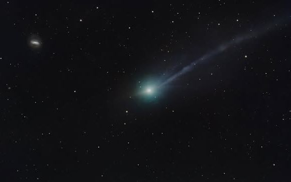 Lichtgevende vlek tegen een zwarte achtergrond.