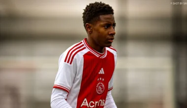 Ajax beloont Peters (16) met eerste contract: 'Betrouwbare en hardwerkende back'