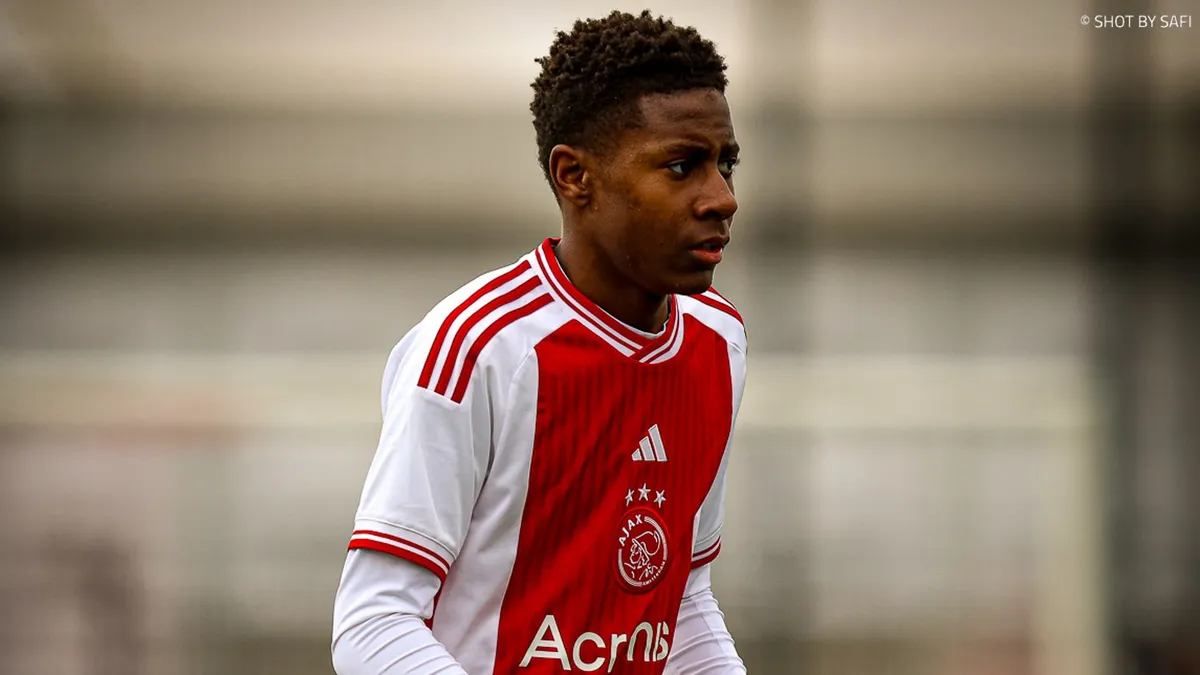 Ajax beloont Peters (16) met eerste contract: 'Betrouwbare en hardwerkende back'