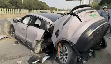 Auto splijt in tweeën na enorme crash, inzittenden stappen zelf uit