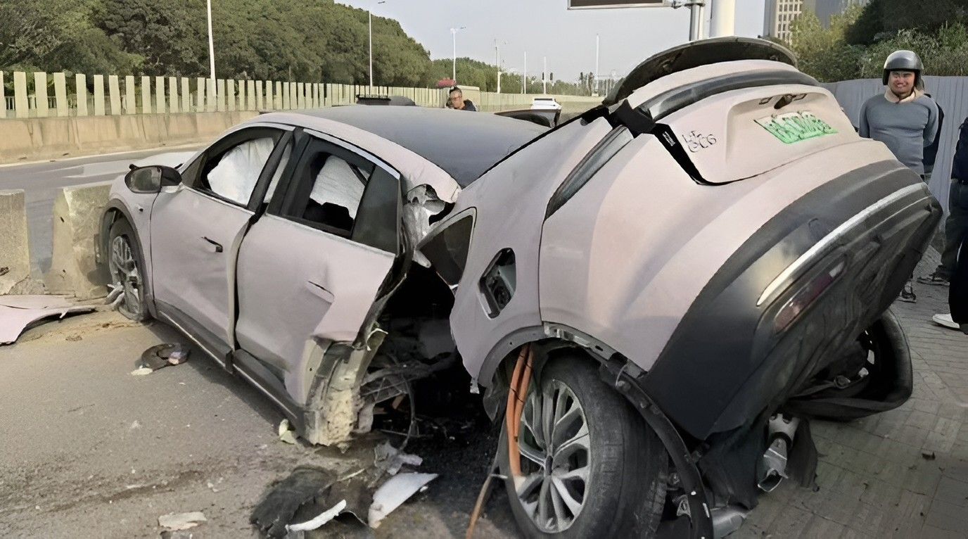Auto splijt in tweeën na enorme crash, inzittenden stappen zelf uit