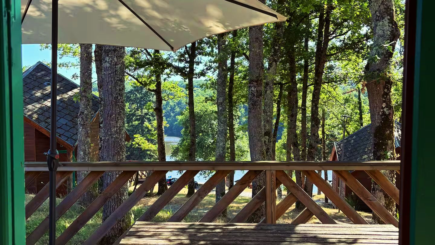 Deze glamping koop je voor €295.000 met woning aan Franse rivier