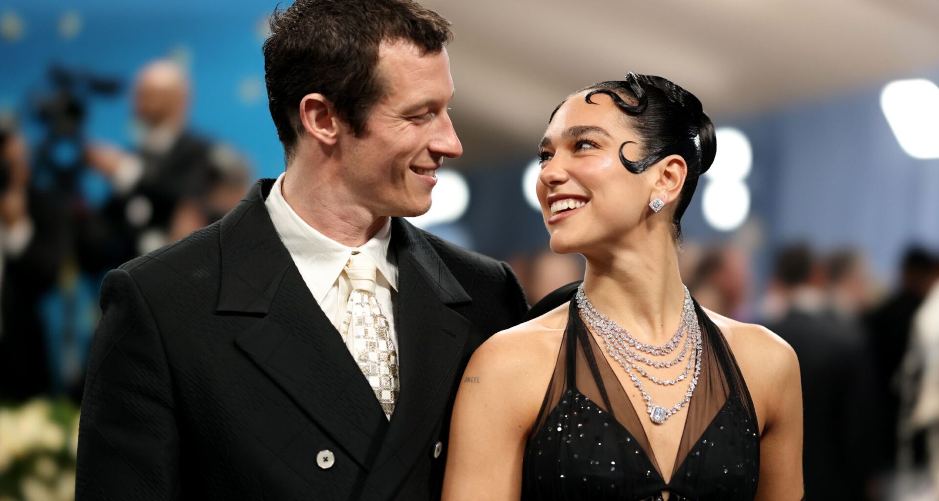 'Verloofde Dua Lipa is nieuwe James Bond, contract al getekend'