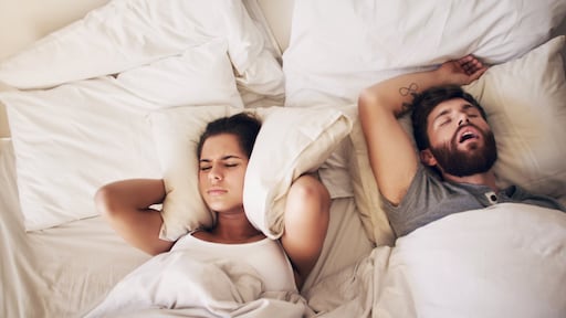 1 op de 6 stellen slaapt apart: experts pleiten voor normaliseren ‘sleep divorce’