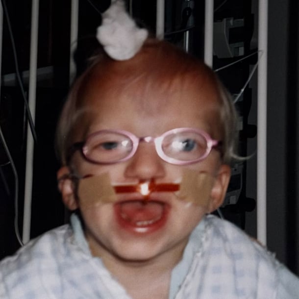 Marijn tijdens een onderzoek naar haar hersendruk.