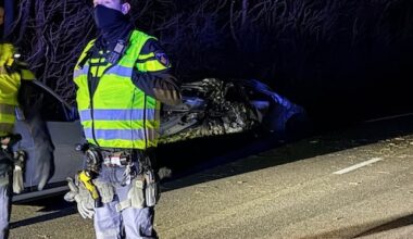 Twee jonge mannen overleden na botsing tegen boom in Zuid-Scharwoude