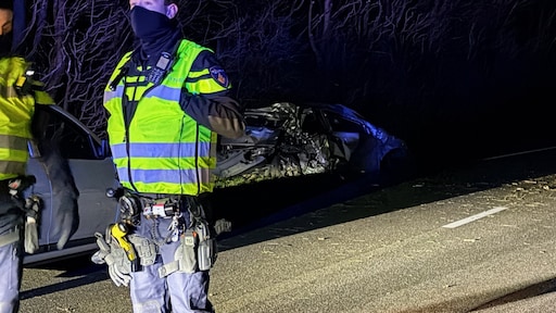 Twee jonge mannen overleden na botsing tegen boom in Zuid-Scharwoude