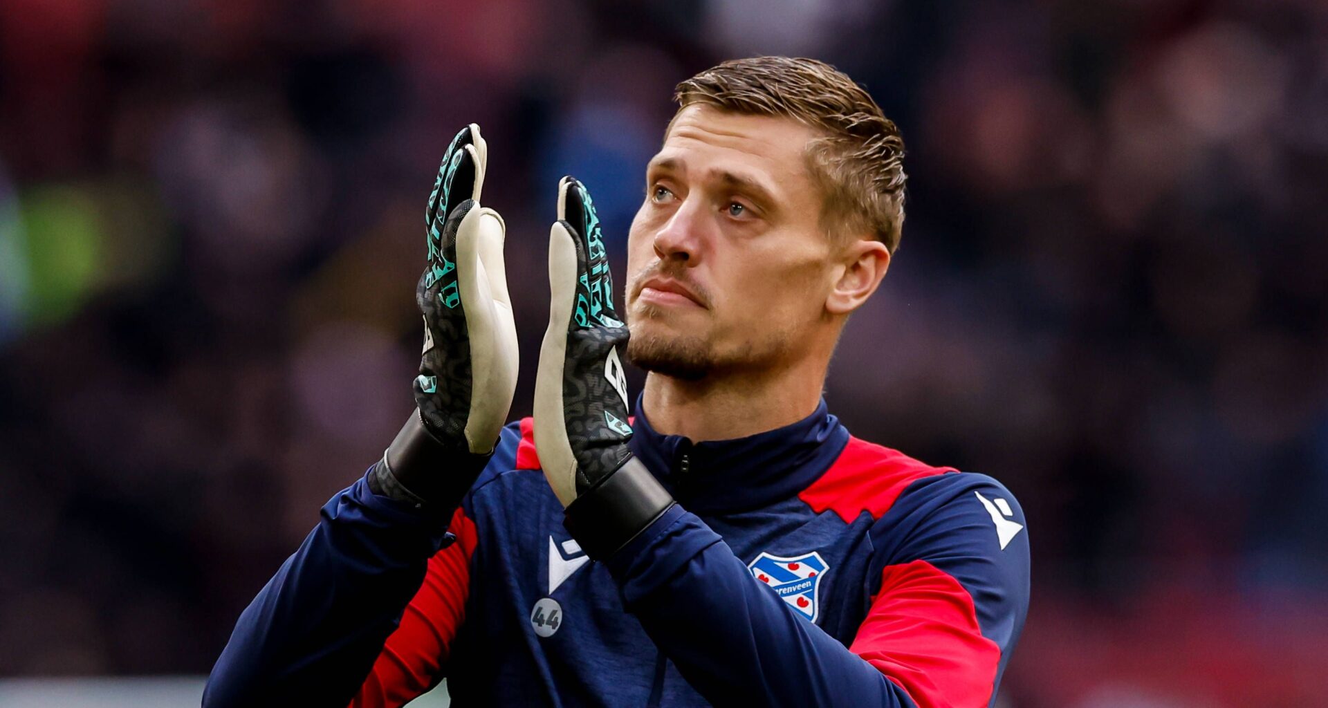 Andries Noppert krijgt enorme tik te verwerken bij sc Heerenveen