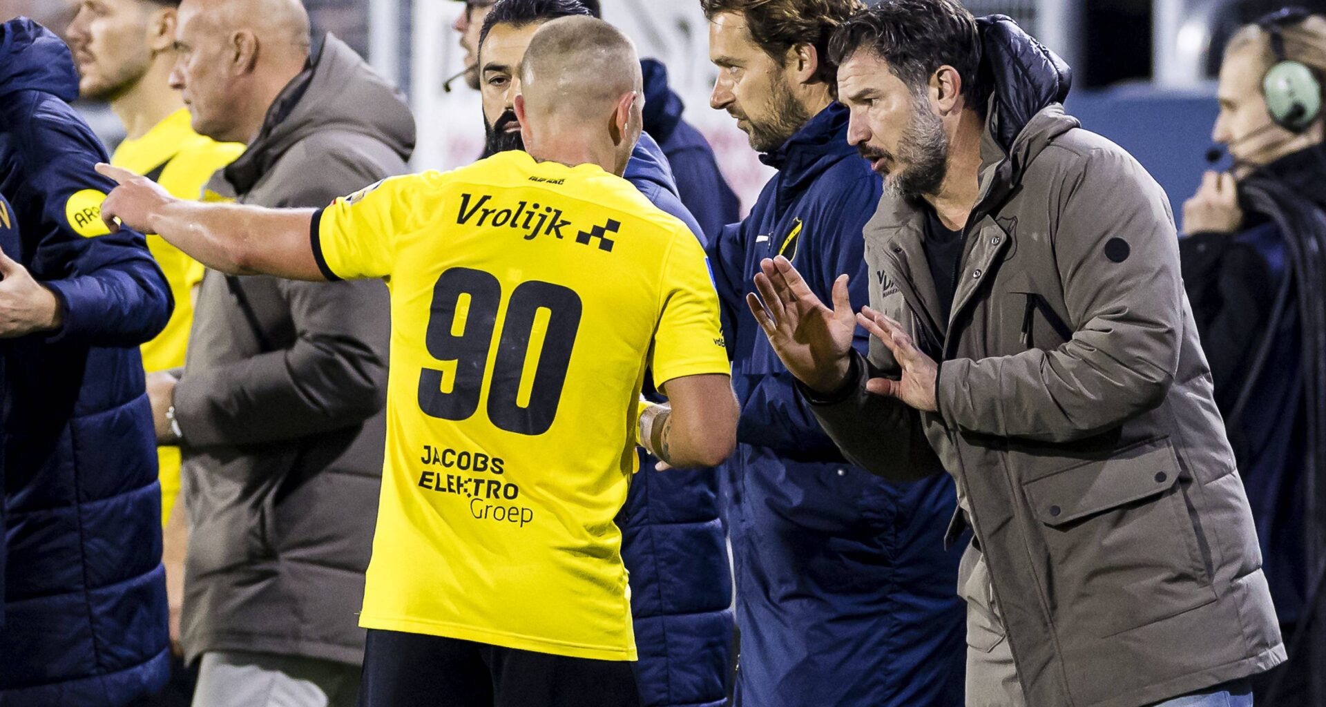 Lewis Holtby steunt Carl Hoefkens en richt zich tot bestuur: 'Er mag geen enkele discussie over hem zijn'