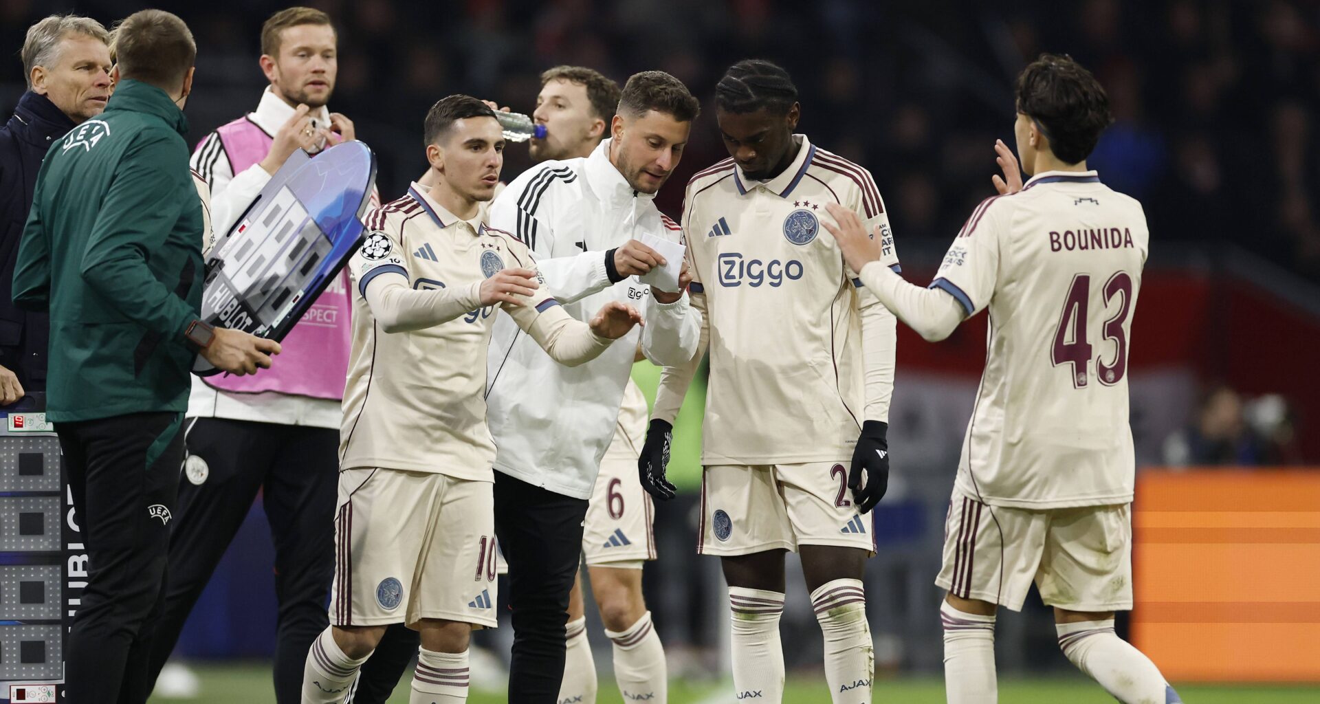 Vermoedelijke opstelling Ajax tegen Feyenoord: Fred Grim verzint formatie met Oscar Gloukh én Rayane Bounida