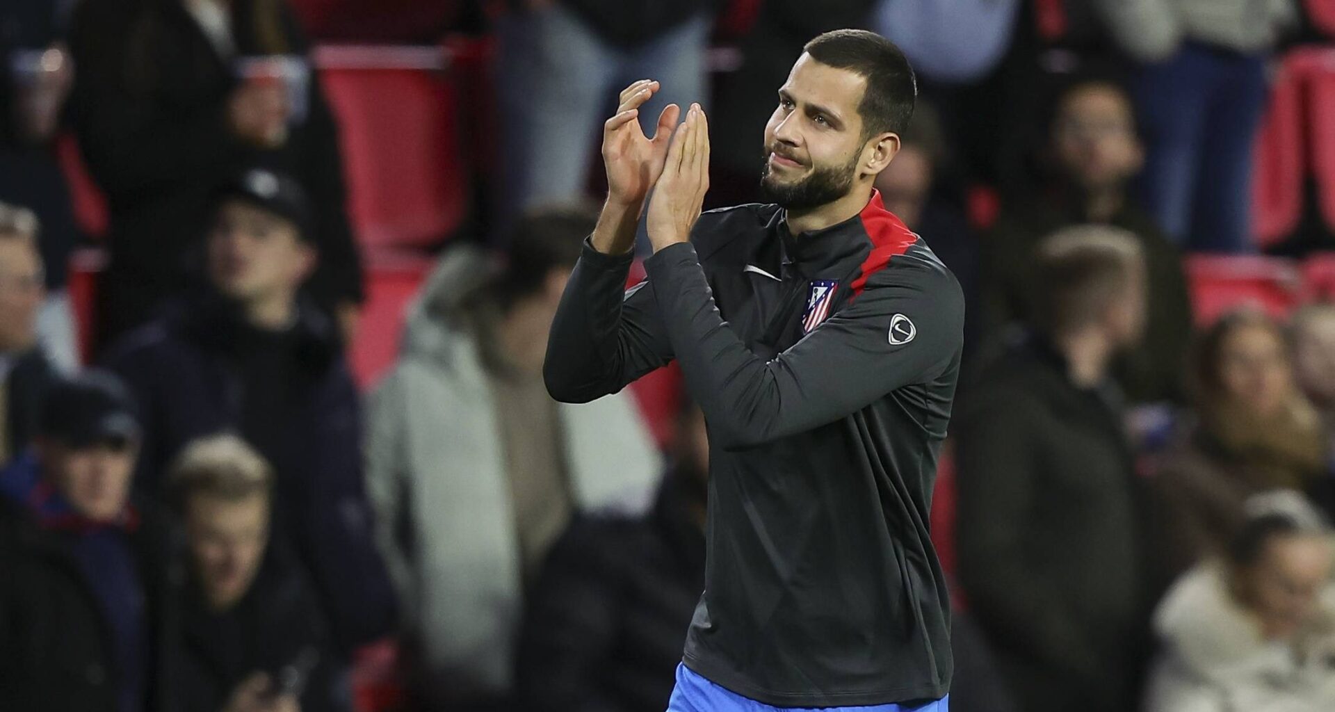 Feyenoord-fans ontroerd: Hancko draagt tijdens duel met PSV speciaal attribuut van Rotterdamse club