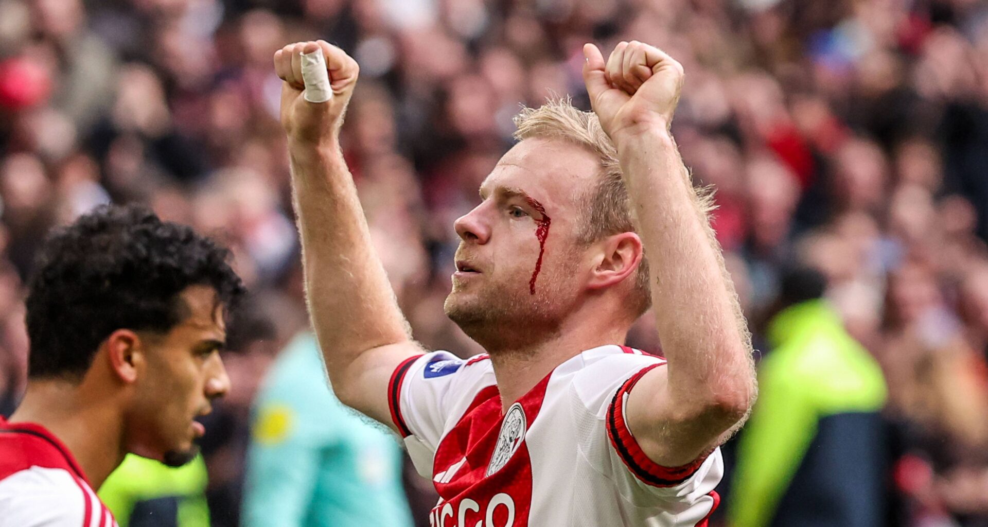 Ajax verslaat Feyenoord in de Klassieker door doelpunten Davy Klaassen en Jorthy Mokio