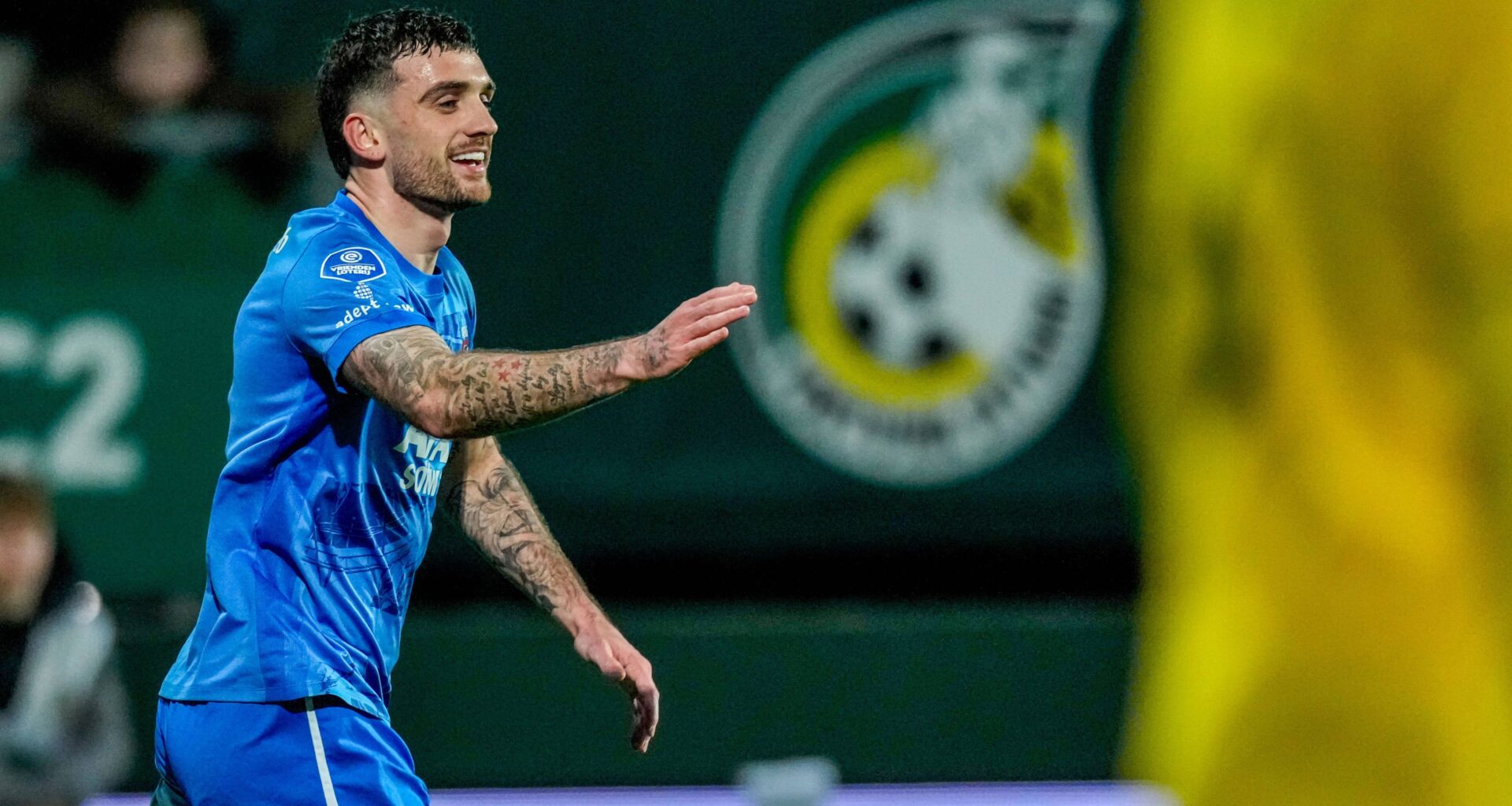 AZ scherpt spitsenstrijd aan en haalt concurrent die tot dusver vaker scoorde dan Parrott