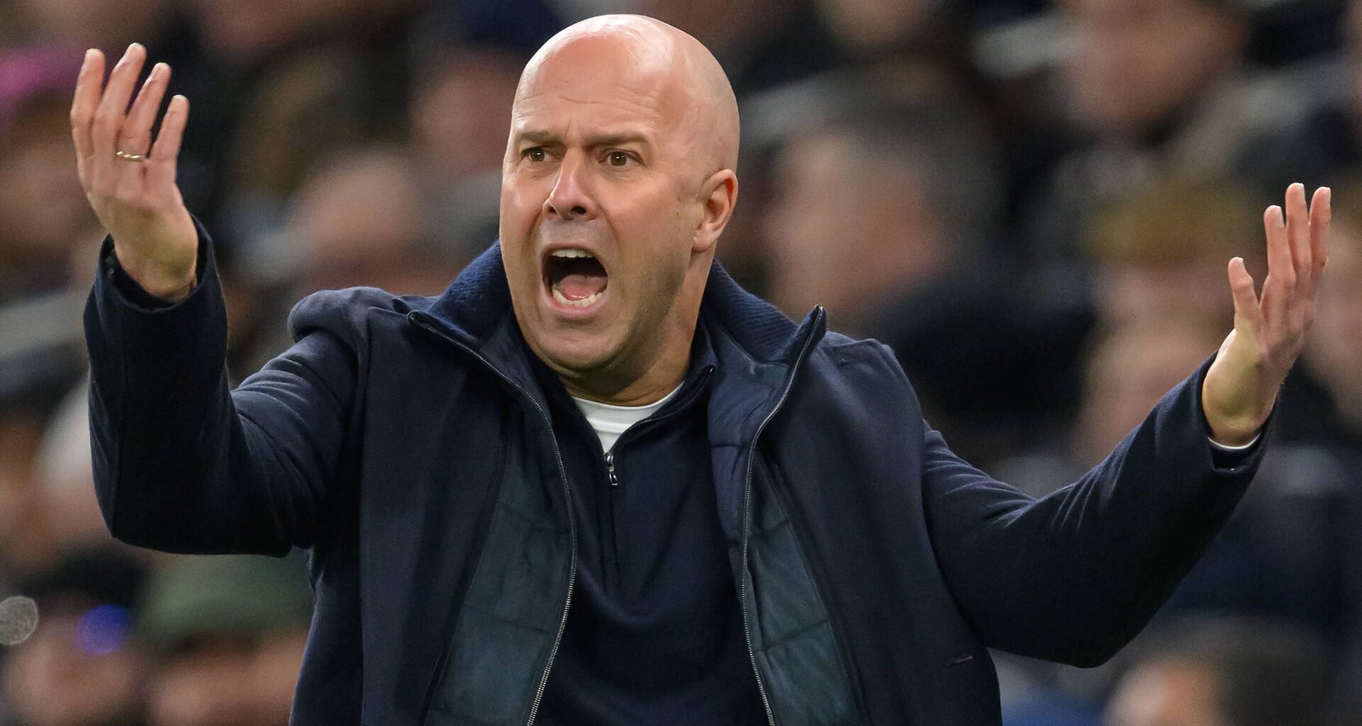 Arne Slot is enorm kritisch op eigen spelers bij Liverpool: ‘Onmogelijk om daarmee in top 4 te eindigen’