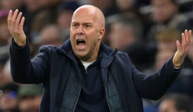 Arne Slot is enorm kritisch op eigen spelers bij Liverpool: ‘Onmogelijk om daarmee in top 4 te eindigen’