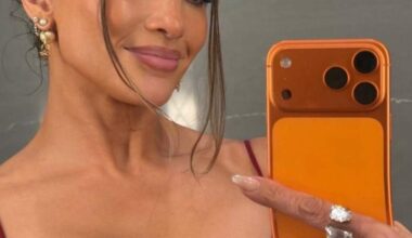 Er scheelt iets aan deze kerstselfie van Jennifer Lopez en dat is ook het internet niet ontgaan