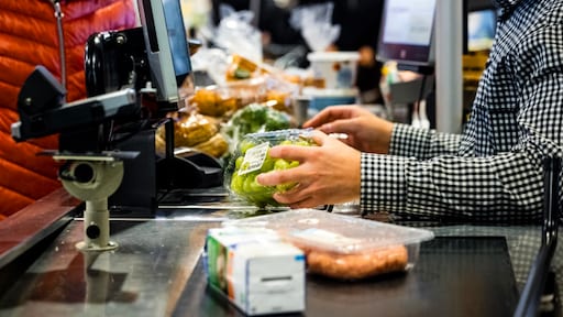 Vader woest als dochtertje (2) bij keel wordt gegrepen in supermarkt: 'Vreselijk geschrokken'