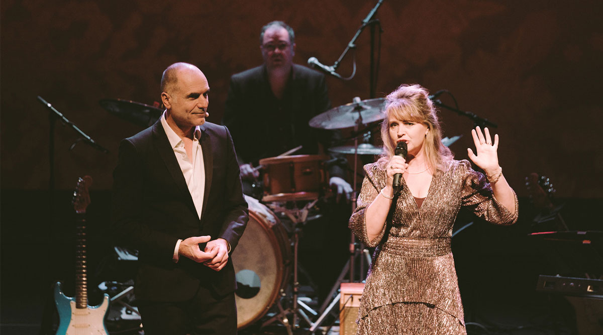 Leo Blokhuis en Ricky Koole op het toneel tijdens Whatever Happened to Christmas.