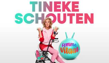De poster van de voorstelling Femme Vitaal van Tineke Schouten.