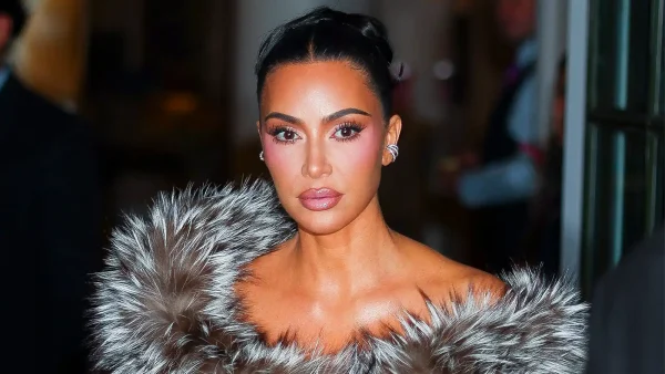 Activisten roepen Kim K op het matje om kerstcadeaus: 'Dit is ontzettend jammer' - LINDA.nl