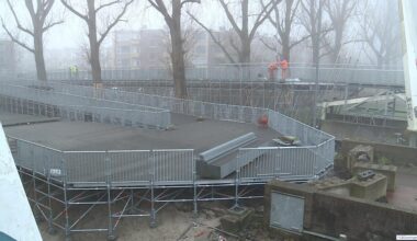 Overhandiging petitie voor een veilige oversteek bij nieuwbouw Gerrit Krolbrug