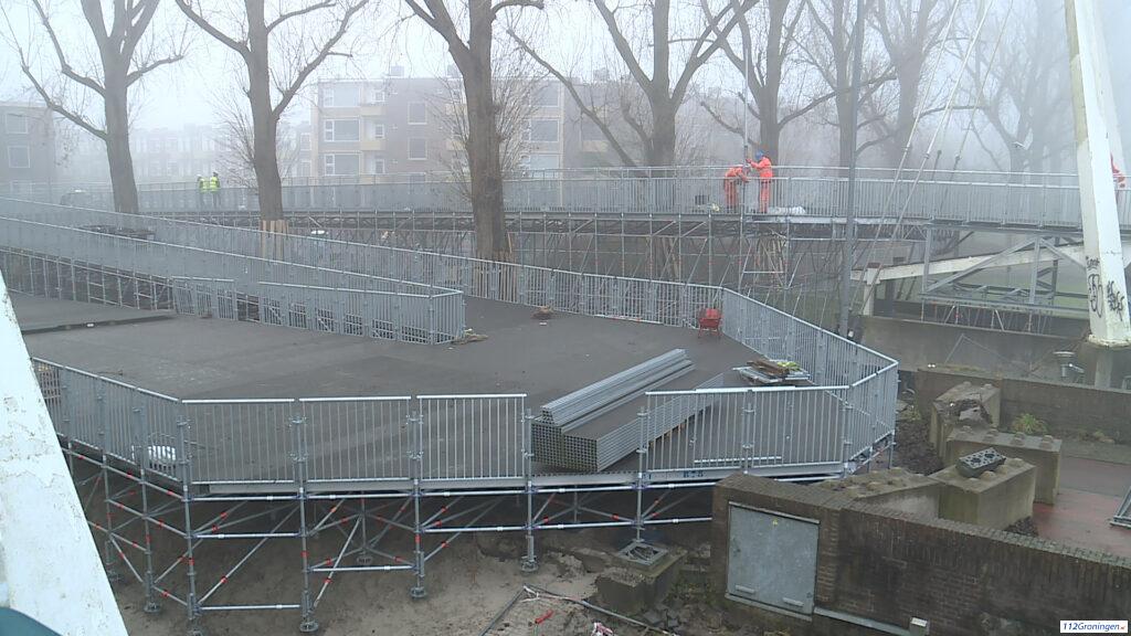 Overhandiging petitie voor een veilige oversteek bij nieuwbouw Gerrit Krolbrug