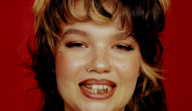 Lola Young deelt update: "Kan niet wachten om jullie in 2026 te zien" - Festileaks.com