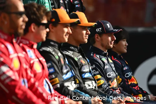 max-verstappen-yuki-tsunoda-ferrari-lwis-hamilton-charles-leclerc-mclaren-oscar-piasti-lando-norris-red-bull-racing-gp-abu-dhabi-2025-zondag