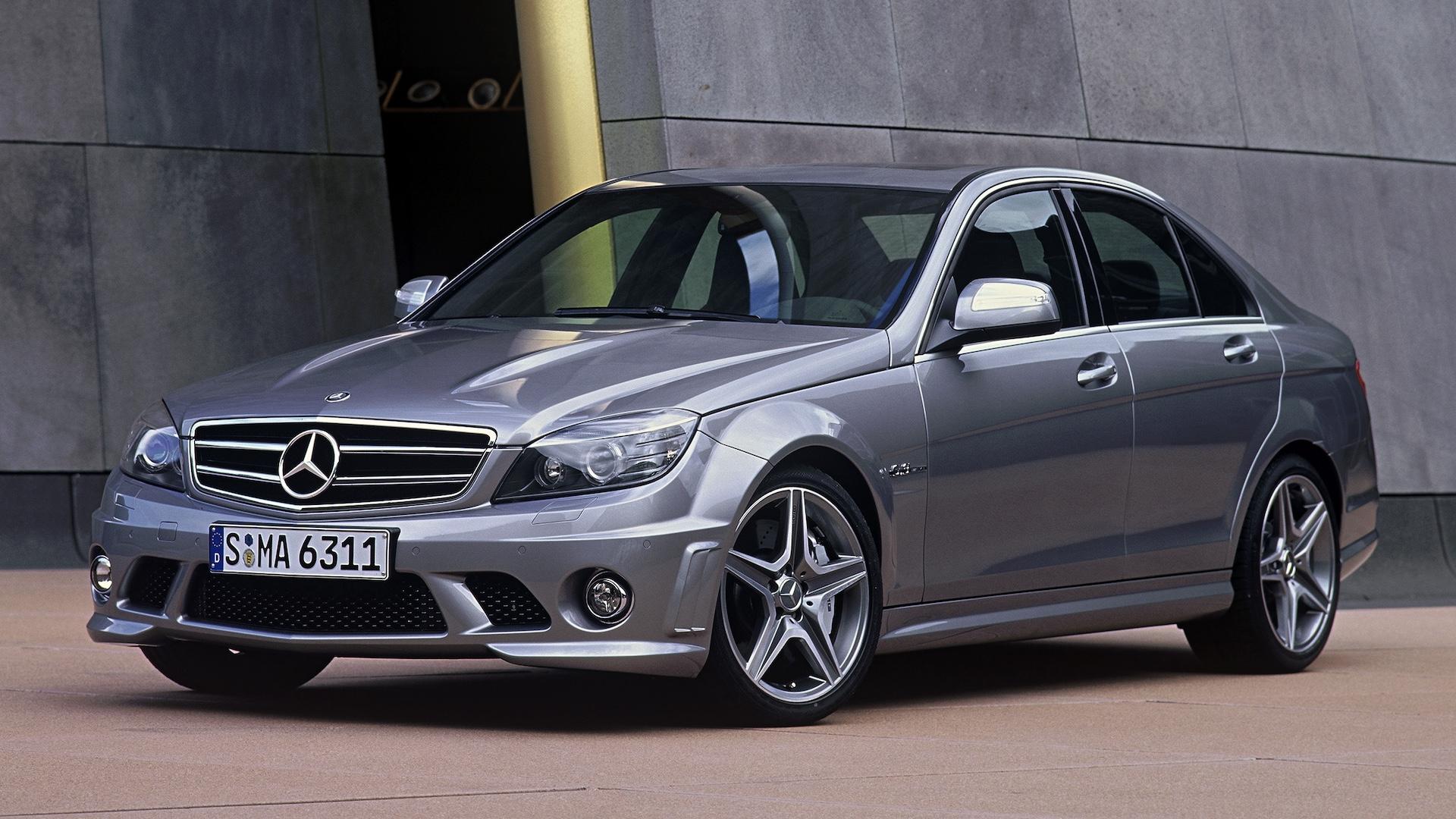 Mercedes C 63 AMG (W204) grijs (2007) zijkant links schuin voor