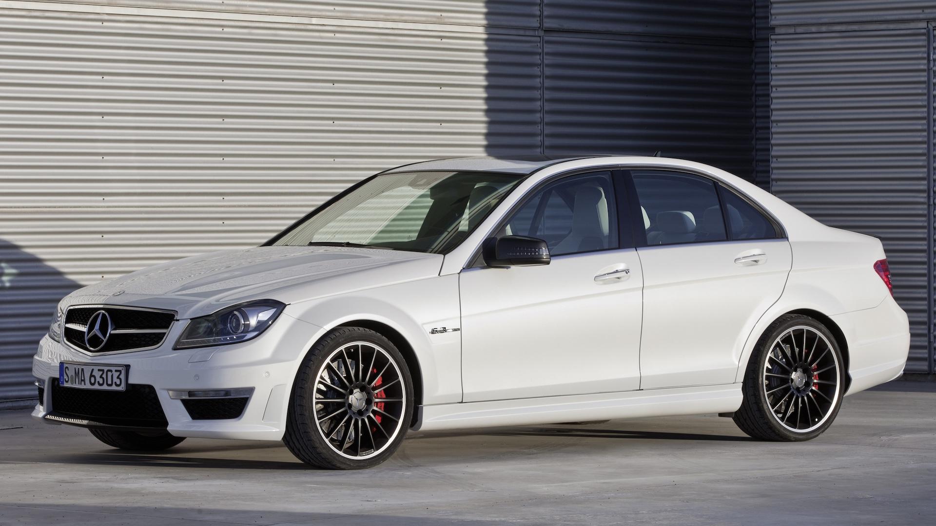 Mercedes C 63 AMG (W204) wit (2011) zijkant links schuin voor