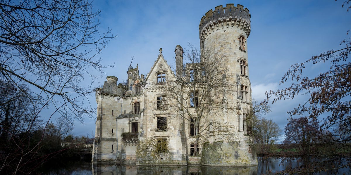 6 verlaten kastelen in Europa die langzaam in verval raken