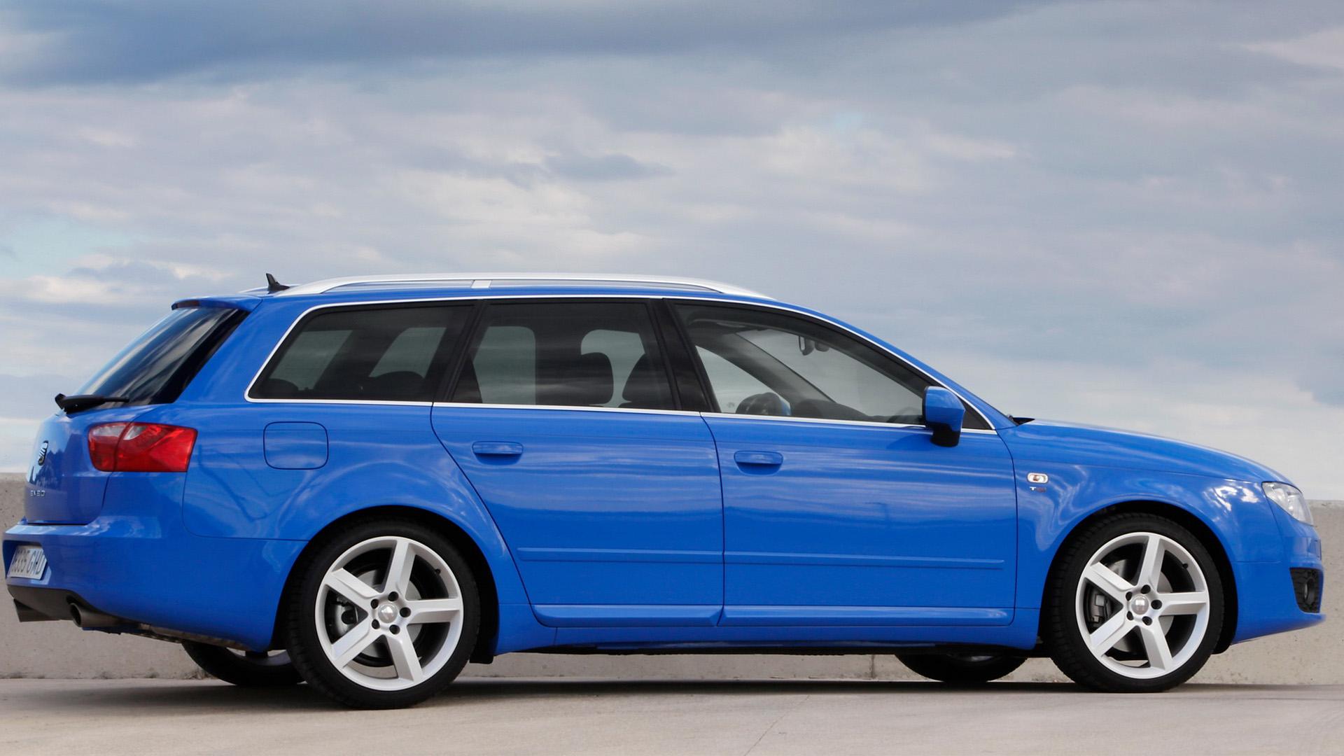 Seat Exeo ST blauw (2009) zijkant links schuin achter