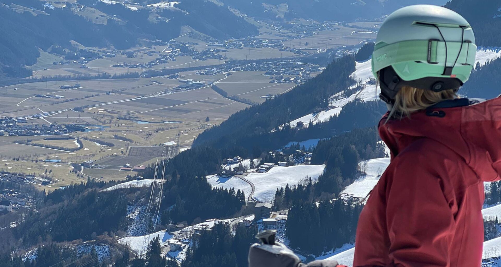 kind gooit vuurwerk vanuit de skilift