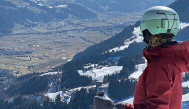 kind gooit vuurwerk vanuit de skilift