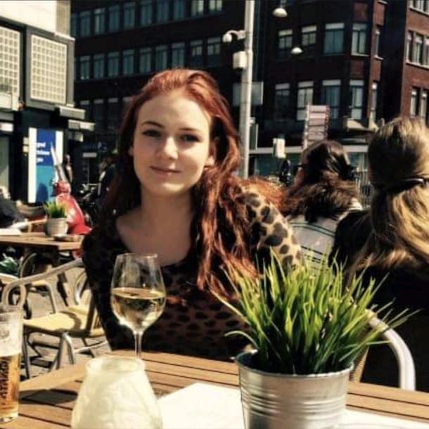 Ronja (21 jaar) op een terras met een vriendin. "Mijn koffertje met daarin wat kleding en mijn knuffel, stond naast mij. Strategisch uit het zicht gezet."