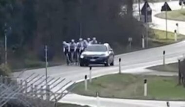 Italiaanse wielerploeg beschoten vanuit auto: 'Onze renners zijn geschokt'