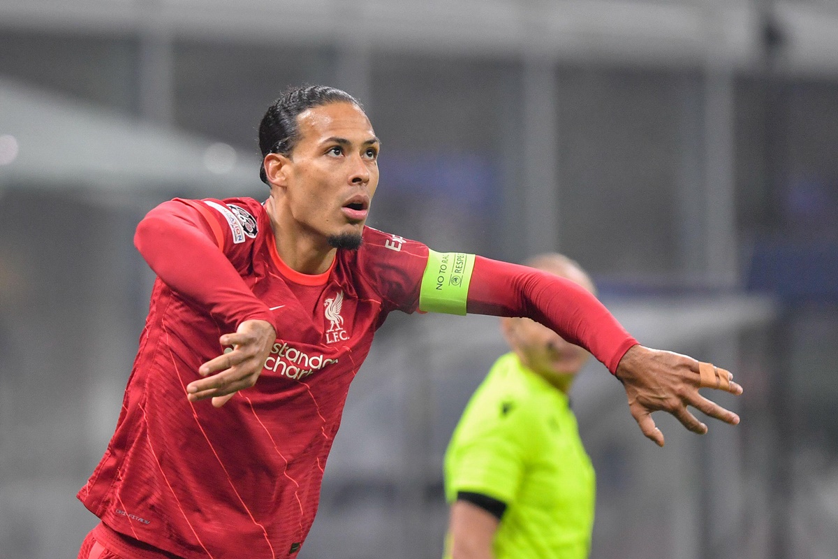 Foto: ‘Virgil van Dijk per direct uit elftal Liverpool’