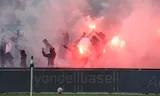 Feyenoordsupporters steken vuurwerk af bij een thuiswedstrijd tegen RKC, waar geprotesteerd werd tegen de bouw van een nieuw stadion.