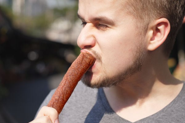 Gezondheidsraad nuanceert voedingsadvies: “Frikandel telt voortaan als peulvrucht vanwege twijfelachtige inhoud”