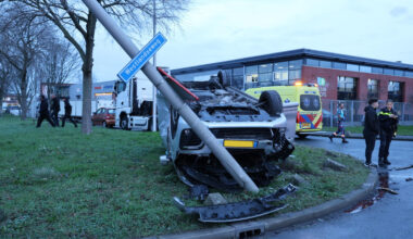 Busje slaat over de kop bij ongeval in Wateringen - WOS Nieuws