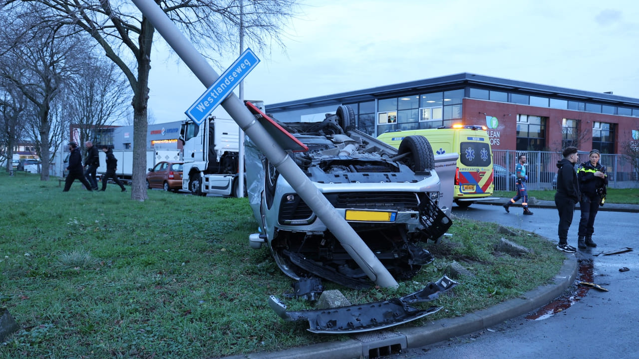 Busje slaat over de kop bij ongeval in Wateringen - WOS Nieuws