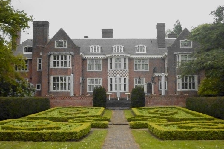 In dit spookhuis gaan CDA, D66 en VVD formeren: “Dit keer minder alcohol”