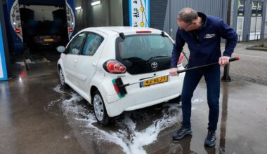 Druk bij de wasstraat, auto's onder het strooizout: "Pak het meteen aan"