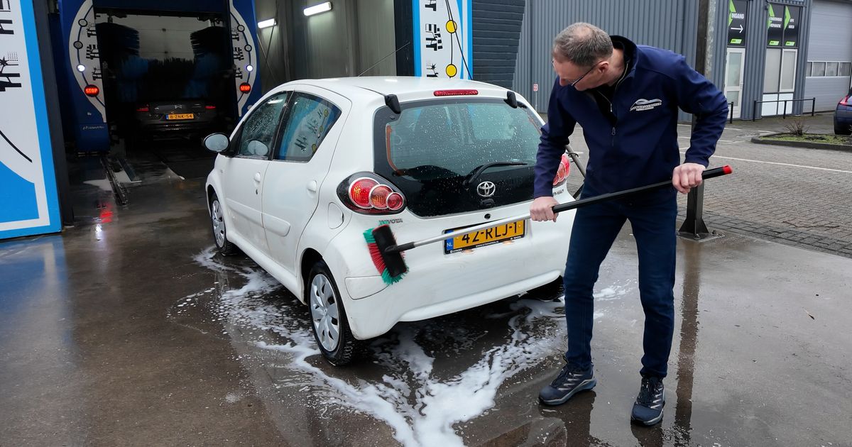 Druk bij de wasstraat, auto's onder het strooizout: "Pak het meteen aan"
