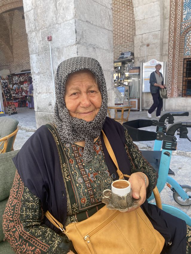 Hayriye Yildiz, is 91 op papier, maar ze is waarschijnlijk 95.