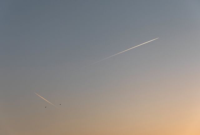 Sommige mensen brengen de sporen van vliegtuigen in de lucht in verband met geo-engineering.