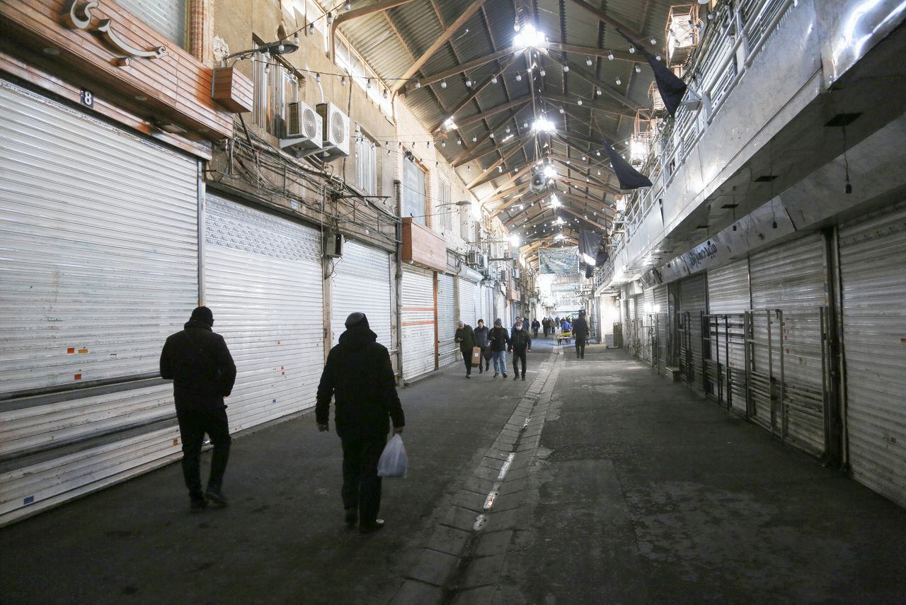 Winkeleigenaren sluiten hun deuren vanwege het protest in onder meer Teheran.